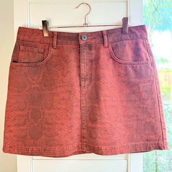 BDG Denim 100% Cotton Mini Skirt in Brick Red Snake Skin Print size Large - Picture 1 of 10